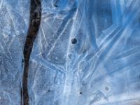 Kreise und wirre Strukturen in heller Eisschicht